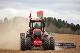 Лукашенко назвал новый трактор «космическим кораблем»-ВИДЕО 
