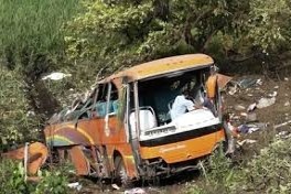 В Мексике автобус с туристами сорвался с трассы: погибли не менее 11 человек