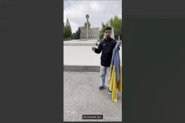 В Ереване в знак протеста против приезда Зеленского сожгли флаг Украины
