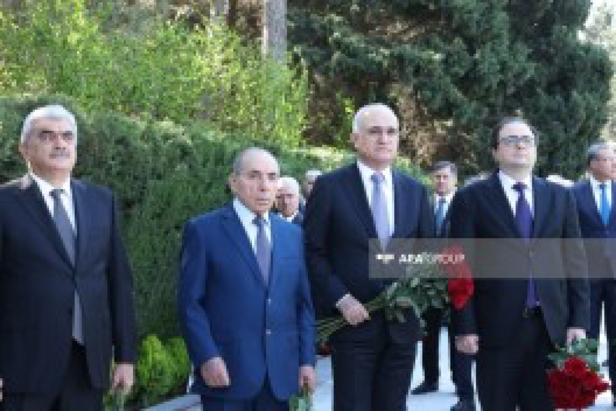 Премьер-министр, спикер парламента и глава АП посетили могилу Гейдара Алиева-ФОТО 