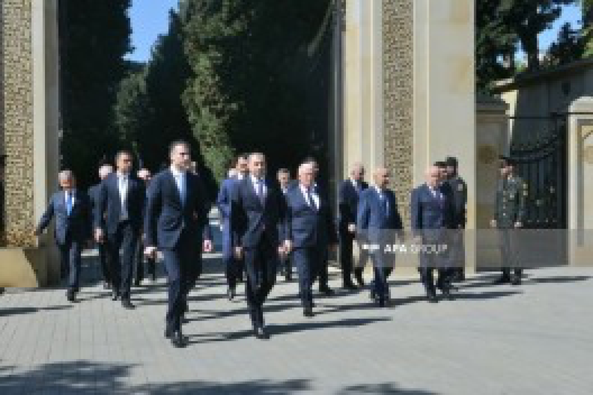 Премьер-министр, спикер парламента и глава АП посетили могилу Гейдара Алиева-ФОТО 