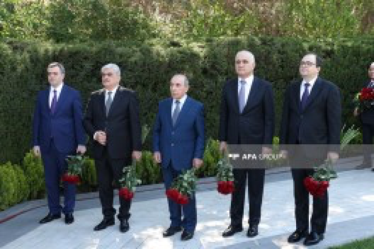Премьер-министр, спикер парламента и глава АП посетили могилу Гейдара Алиева-ФОТО 