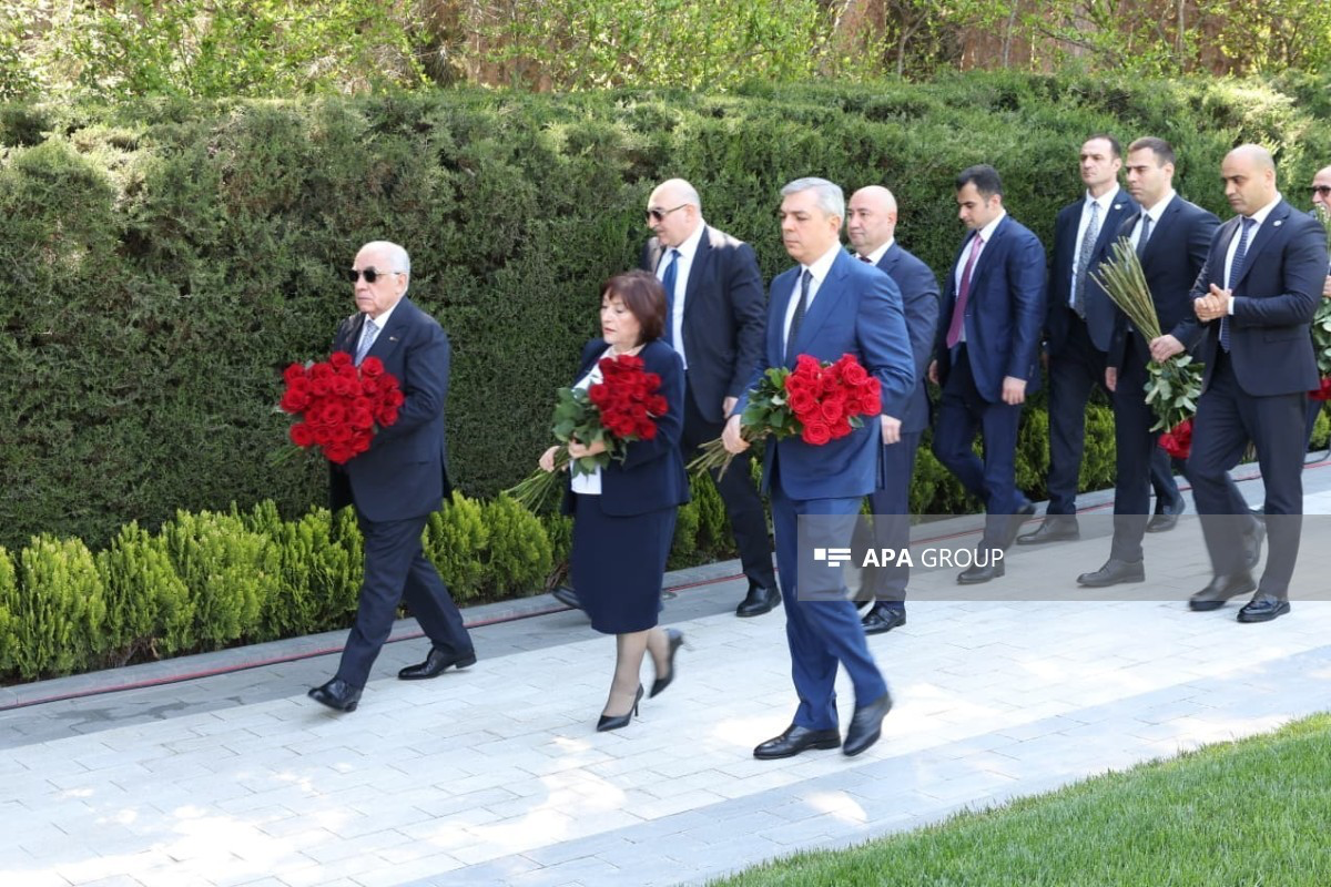 Премьер-министр, спикер парламента и глава АП посетили могилу Гейдара Алиева-ФОТО 