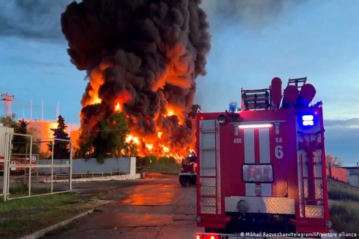 В Астраханской области после атаки дронов горит газоперерабатывающий завод