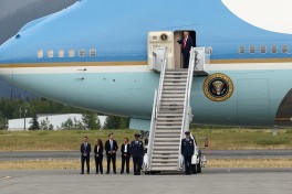 Президент США прибыл в Пекин вместе с делегацией