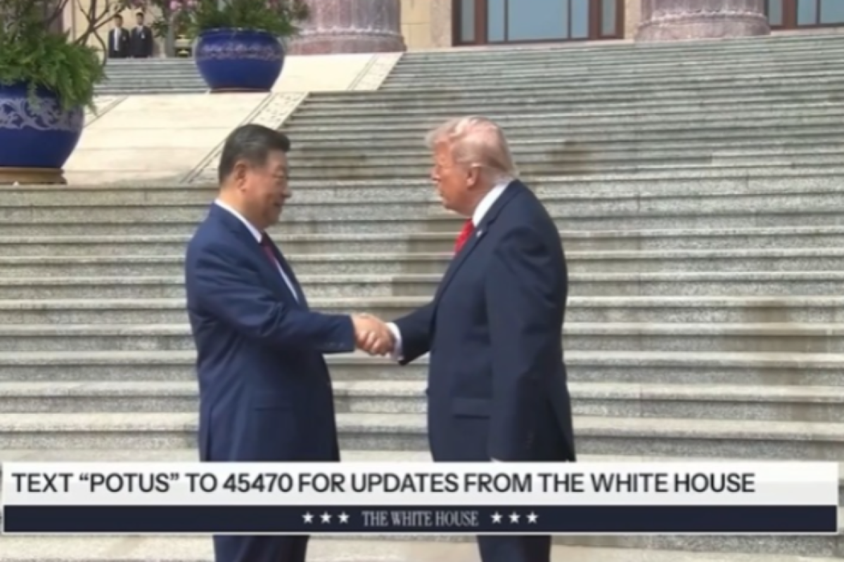 Трамп не смог перетянуть руку Си на себя во время рукопожатия -ВИДЕО 