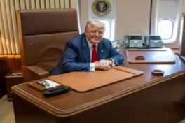Журналистка CNN рассказала о поведении Трампа на борту:  Не спит и много болтает