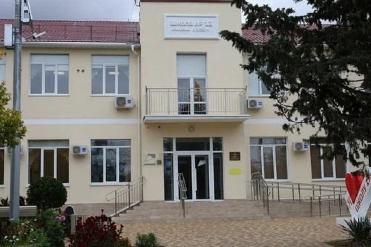 В ходе фотосессии в школе Севастополя обрушился балкон, пострадали 10 детей-ФОТО 