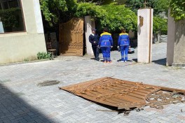 Автомобиль протаранил ворота патриархии в Тбилиси-ФОТО 