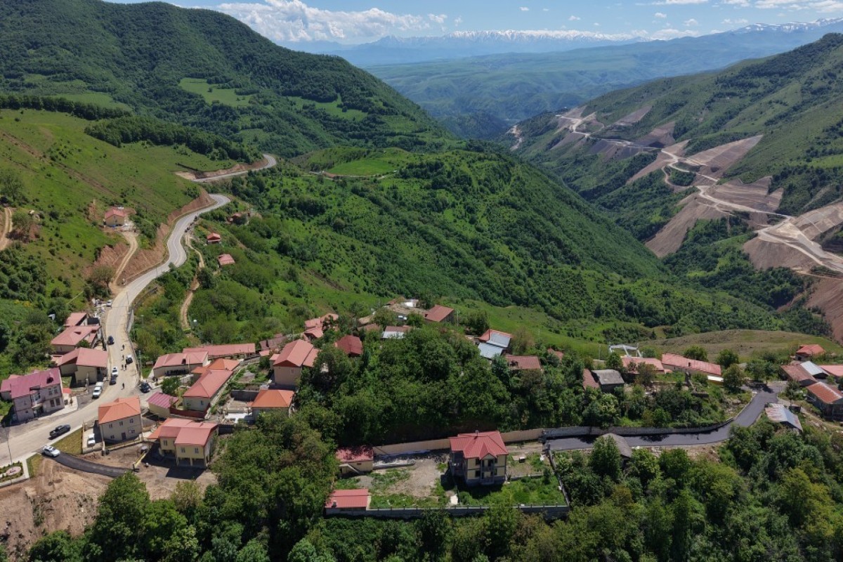 Президент Азербайджана посетил восстановленное село в Карабахе-ФОТО 