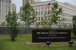 Американская дипмиссия заявила, что продолжает работу в Киеве