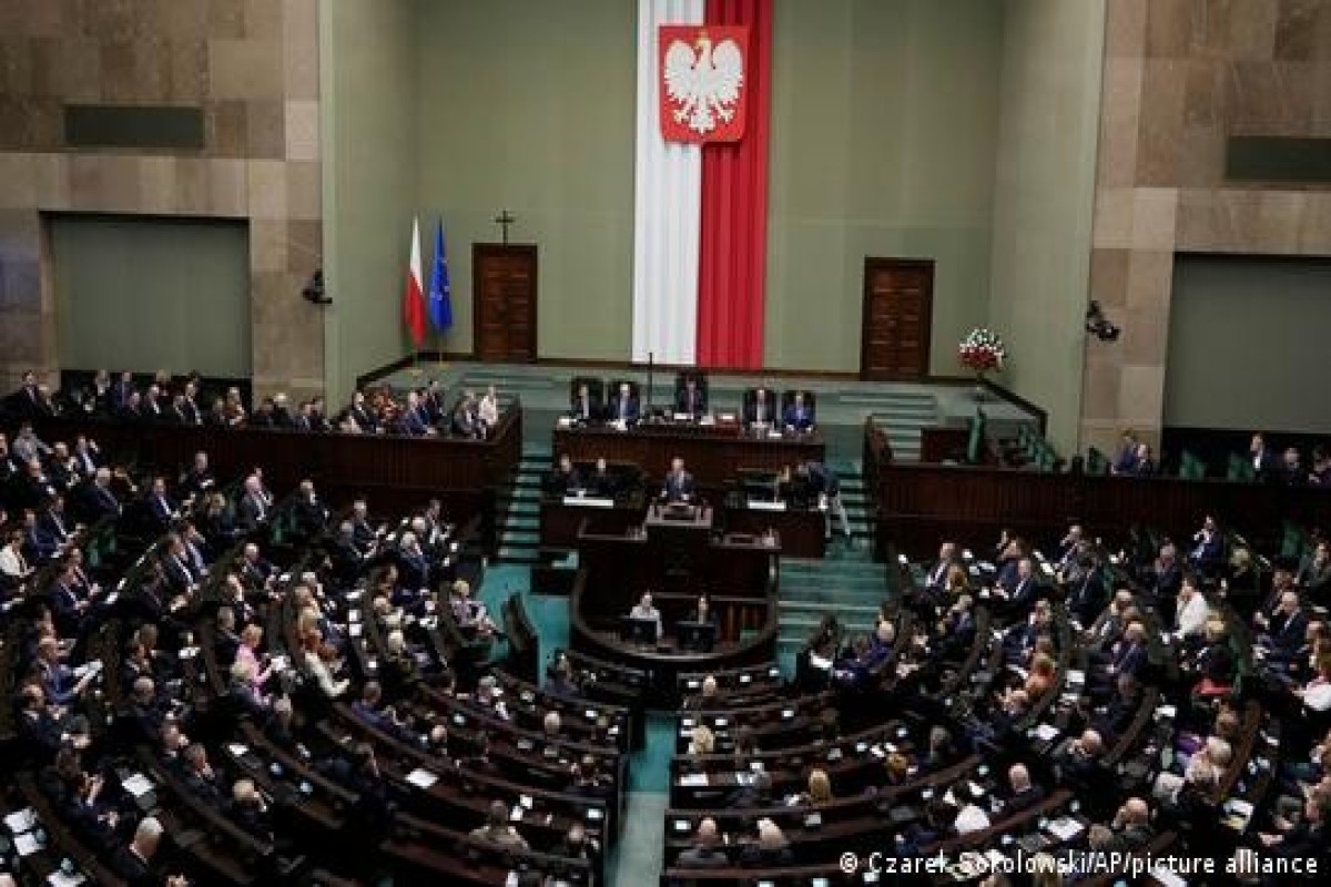 Сейм Польши одобрил регистрацию внебрачных союзов, включая однополые пары