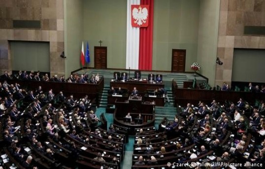 Сейм Польши одобрил регистрацию внебрачных союзов, включая однополые пары