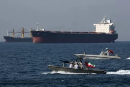 Tasnim: американские корабли не позволили иранским судам прорвать блокаду