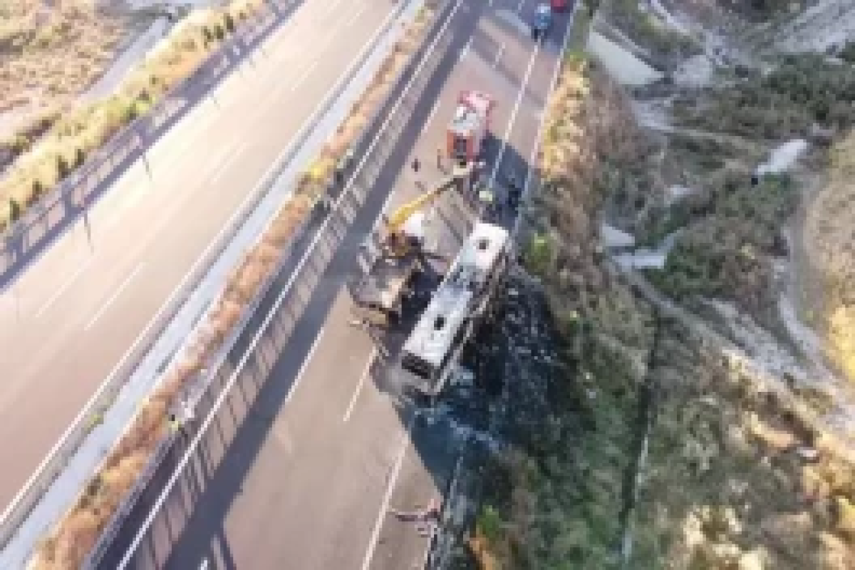 В Турции сгорел пассажирский автобус, погибли 8 человек, включая ребёнка -ФОТО 