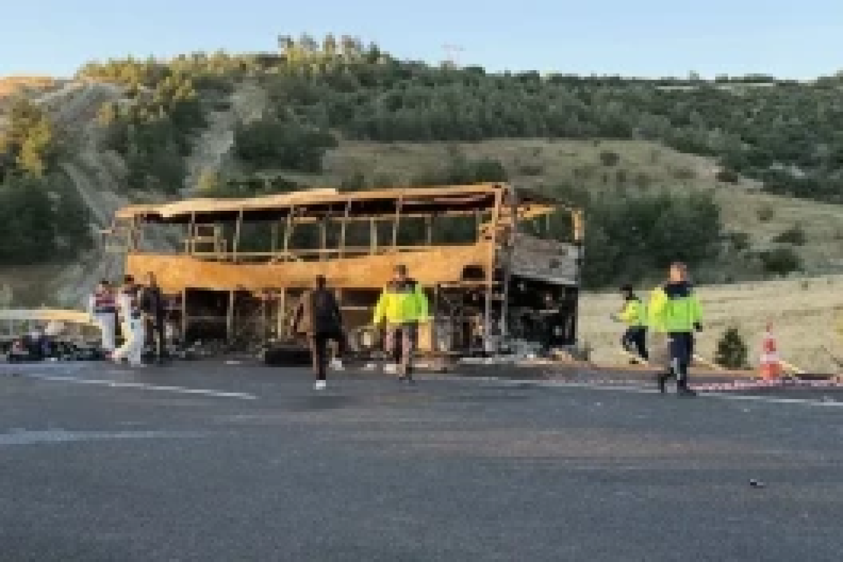 В Турции сгорел пассажирский автобус, погибли 8 человек, включая ребёнка -ФОТО 