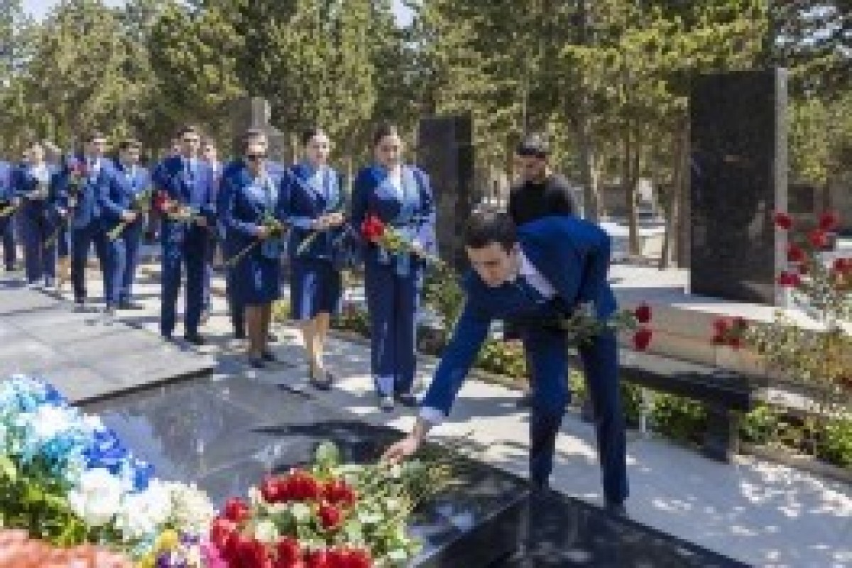 Коллектив AZAL посетил могилу Национального Героя Азербайджана Хокумы Алиевой-ФОТО 