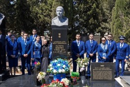 Коллектив AZAL посетил могилу Национального Героя Азербайджана Хокумы Алиевой-ФОТО 