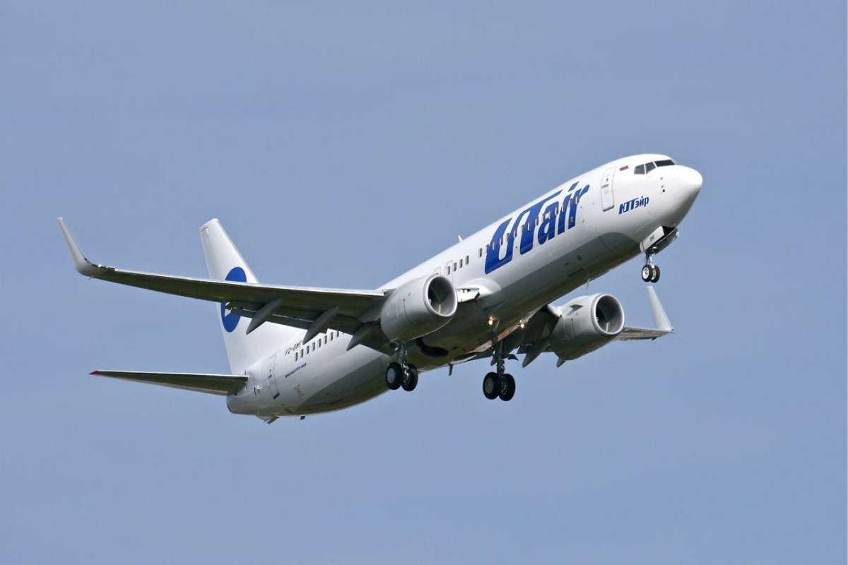 Смартфон вспыхнул в руках пассажира на борту Utair