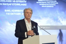 Ющенко рассказал в Баку о гуманитарных последствиях войны в Украине