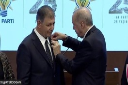 Эрдоган лично вручил мэру Измира значок AKP