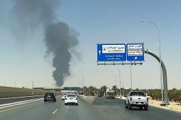Reuters: над самолетом в аэропорту Эр-Рияда поднимается дым