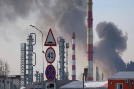 В Омске после атаки дронов загорелся нефтеперерабатывающий завод