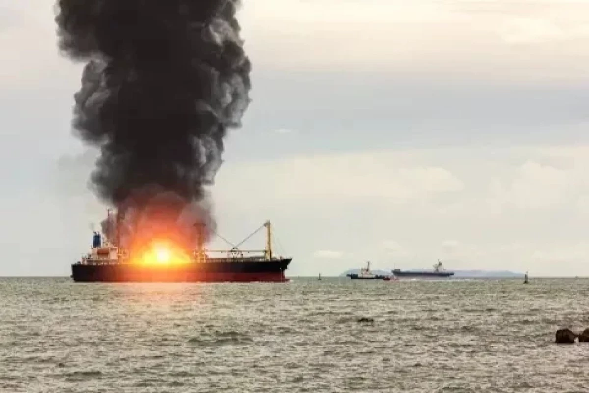 КСИР: Супертанкер с нефтью подорвался на мине в Ормузском проливе