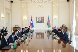 Ильхам Алиев провел встречу с президентом Лаоса в расширенном составе-ФОТО 