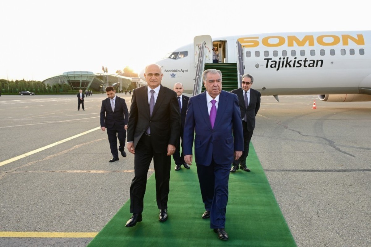 Президент Таджикистана Эмомали Рахмон прибыл в Баку-ФОТО 