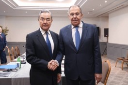 Главы МИД России и Китая провели встречу в Баку-ФОТО 