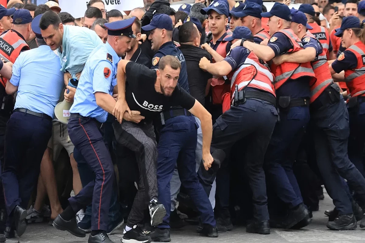 Антиправительственные протесты охватили Албанию
