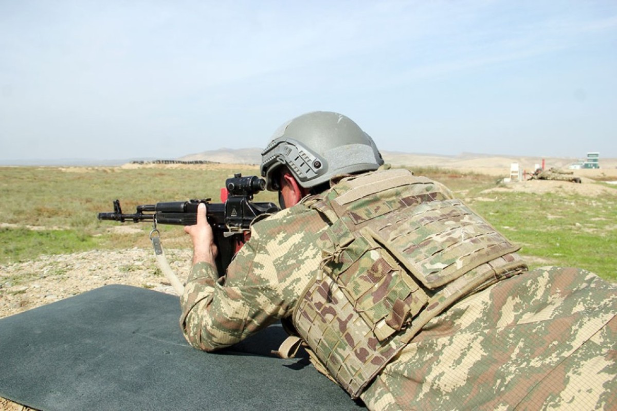 В Азербайджане военнообязанные провели боевые стрельбы в рамках учебных сборов-ФОТО 