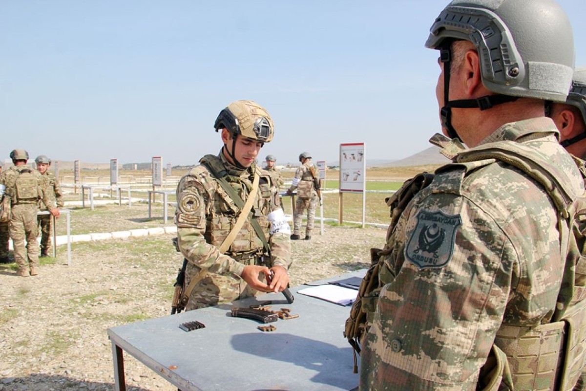 В Азербайджане военнообязанные провели боевые стрельбы в рамках учебных сборов-ФОТО 