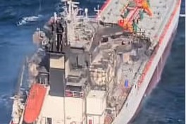 У берегов Румынии загорелось судно: восемь моряков пропали без вести
