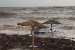 Мощные потоки воды смыли машины в море на греческом острове Родос-ФОТО 