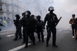 СМИ: Протестующие во Франции начали грабить магазины
