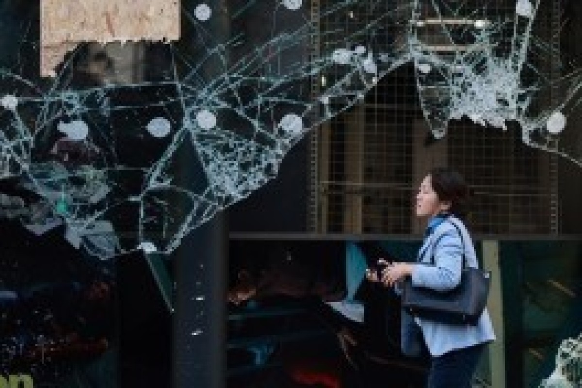 Во время массовых протестов во Франции задержали 1200 человек-ФОТО 