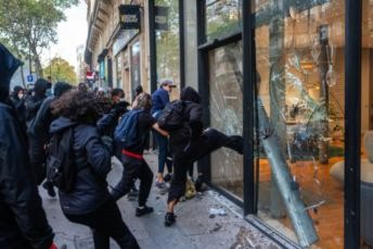 Во Франции из-за беспорядков сильно повреждено здание мэрии Лиможа