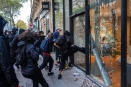 Во Франции из-за беспорядков сильно повреждено здание мэрии Лиможа