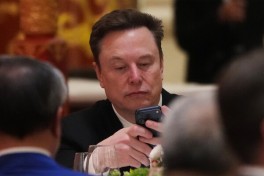 Илон Маск пообещал сделать каждого ребенка в США акционером SpaceX