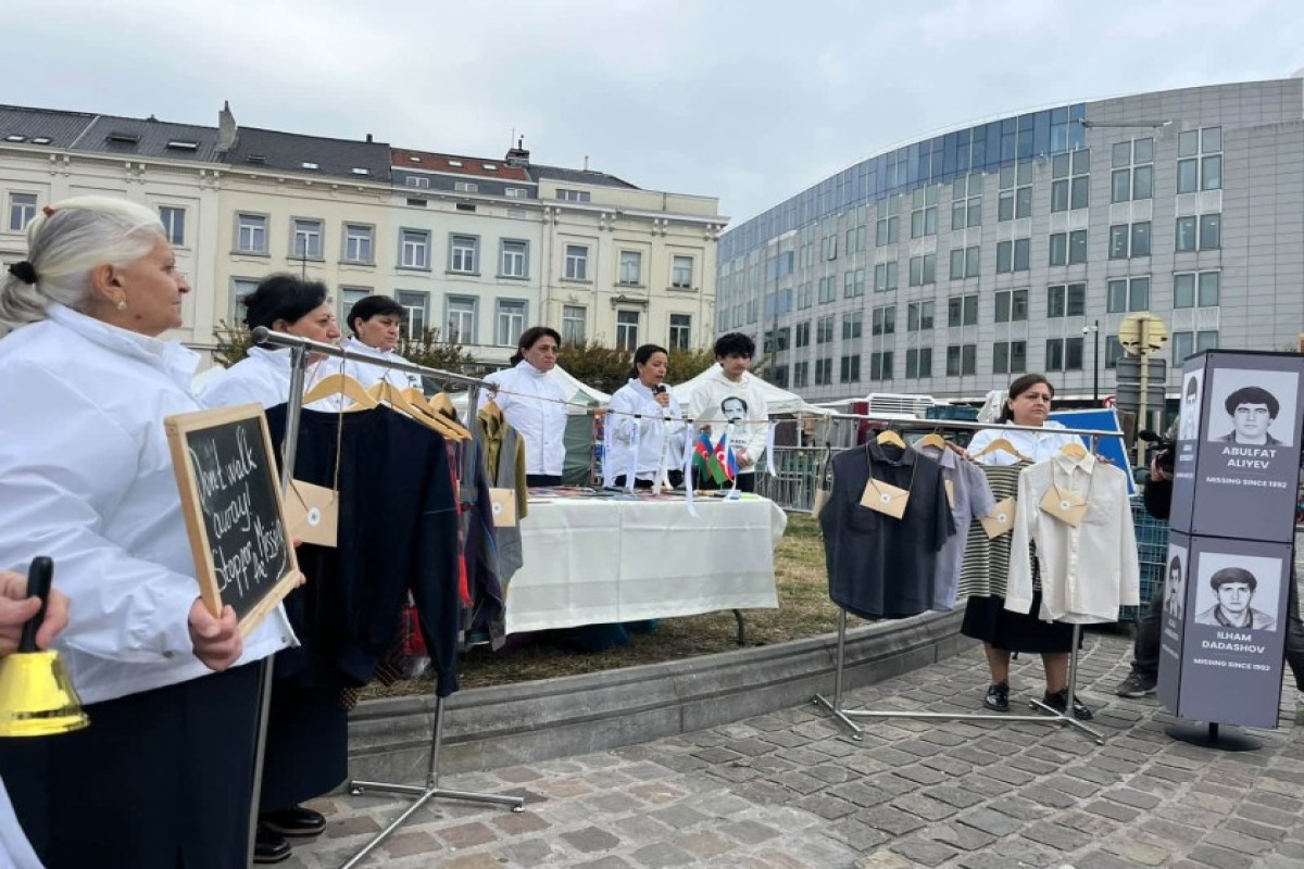 Семьи пропавших без вести азербайджанцев провели акцию протеста перед Европарламентом-ФОТО 