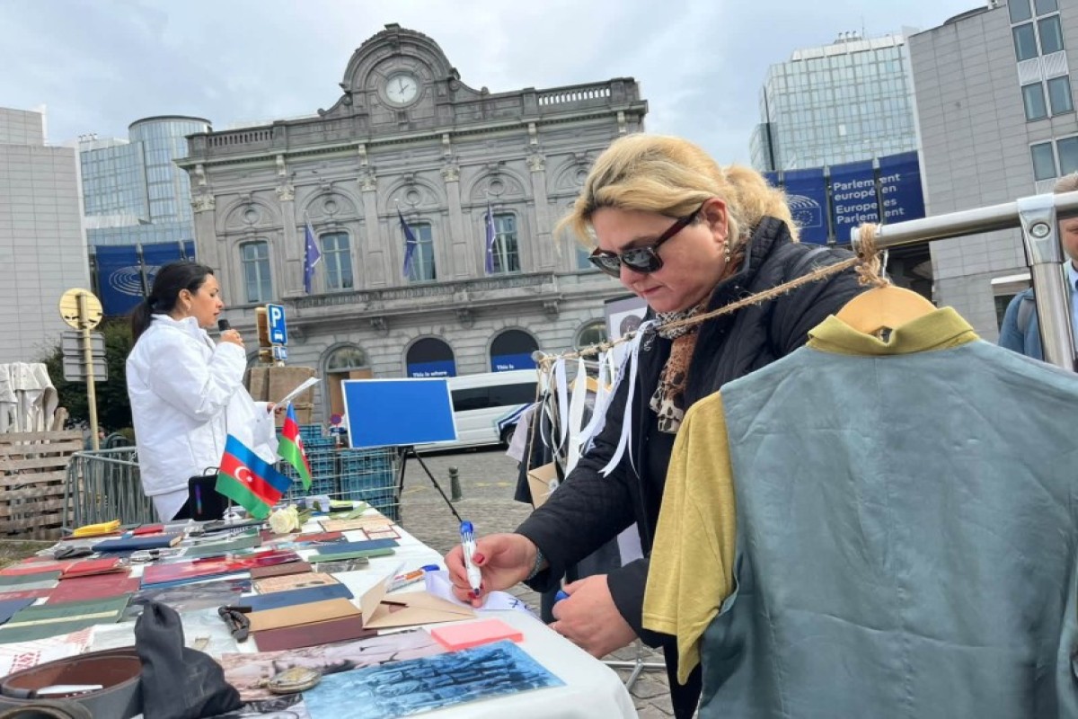 Семьи пропавших без вести азербайджанцев провели акцию протеста перед Европарламентом-ФОТО 