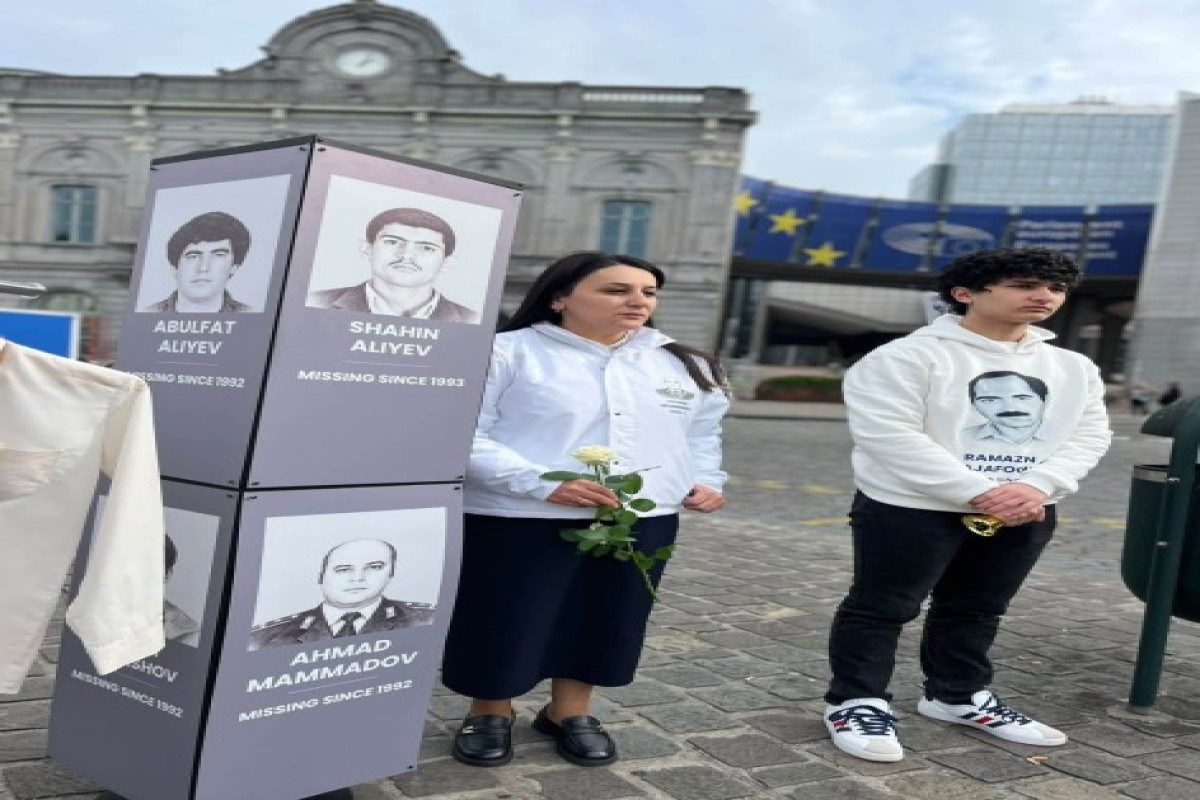 Семьи пропавших без вести азербайджанцев провели акцию протеста перед Европарламентом-ФОТО 