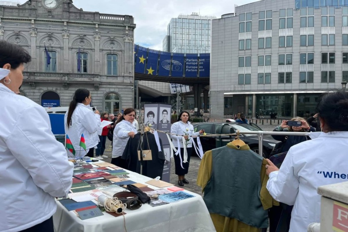 Семьи пропавших без вести азербайджанцев провели акцию протеста перед Европарламентом-ФОТО 
