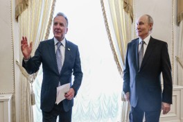 Журналисты сфотографировали записку Уиткоффа на встрече с Путиным-ФОТО 