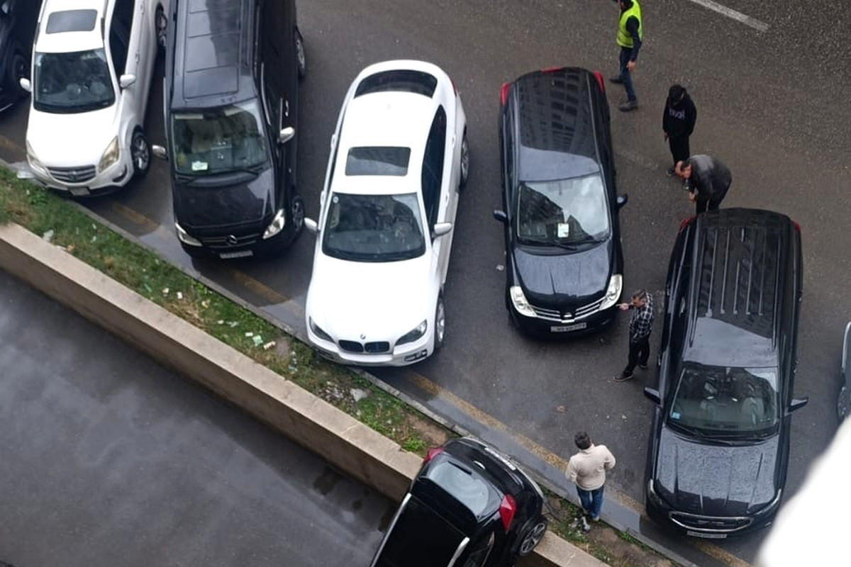 В Хырдалане перевернулся автомобиль, пострадал водитель