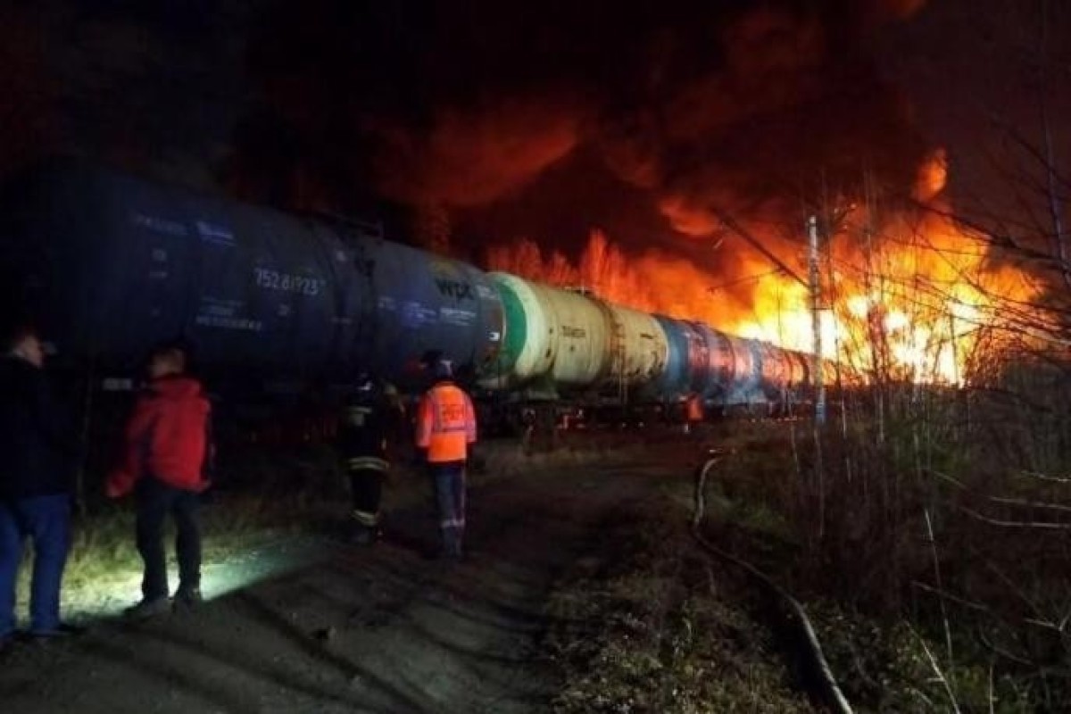 В Свердловской области РФ сошел с рельсов грузовой поезд, горят цистерны