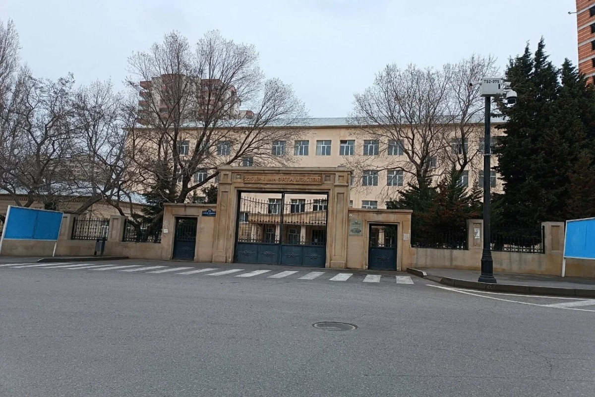 В Баку ученица седьмого класса погибла, выпав из окна школы 