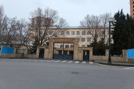 В Баку ученица седьмого класса погибла, выпав из окна школы 